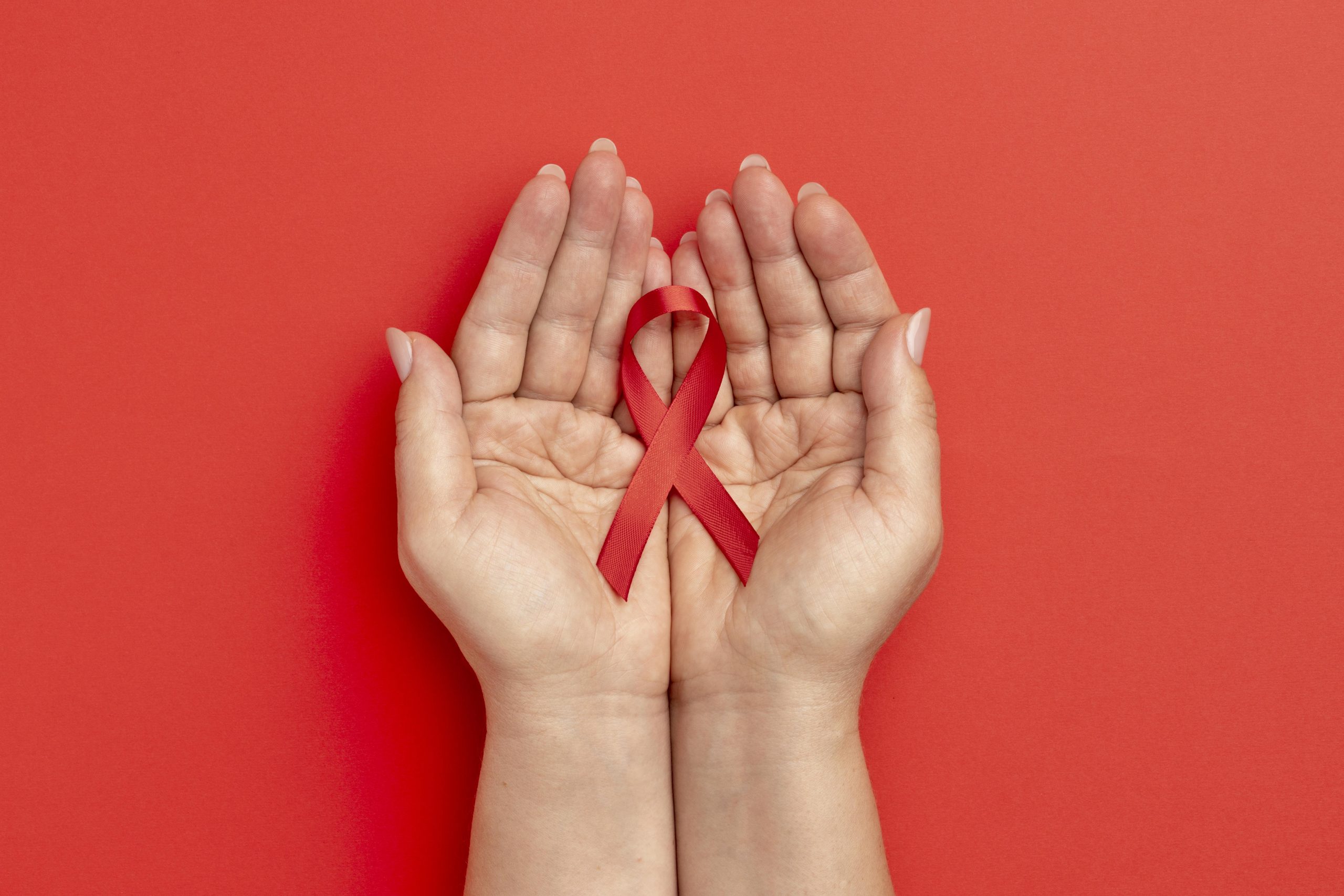 persona-sosteniendo-una-cinta-del-dia-mundial-del-sida